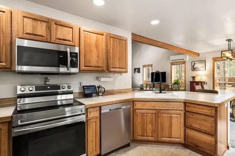 Kitchen - 17155 Avocet Dr, Bend, OR 97707 photo 3 of 5