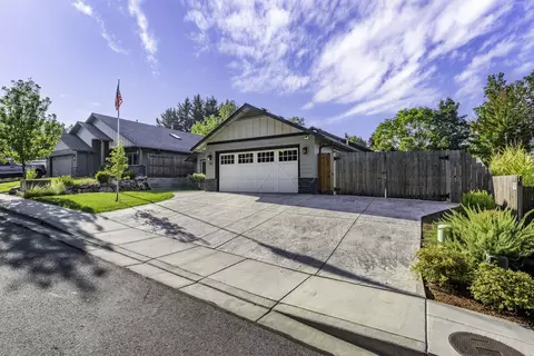 231 SE Sand Canyon Ln, Grants Pass, OR 97527