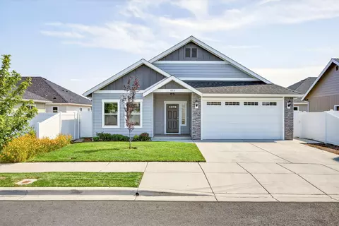 973 SW Blackberry Ln, Grants Pass, OR 97527