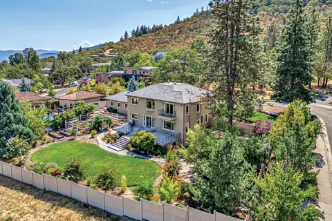 551 Strawberry Ln, Ashland, OR 97520 photo 3