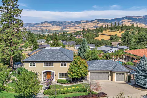551 Strawberry Ln, Ashland, OR 97520