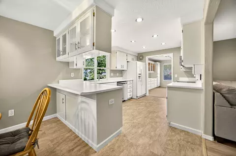 Kitchen - 121 Meadow View Dr, Phoenix, OR 97535 photo 5 of 5