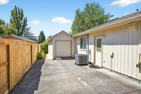 Exterior - 121 Meadow View Dr, Phoenix, OR 97535 photo 10 of 10