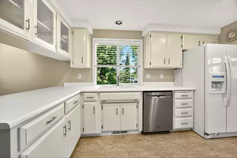 Kitchen - 121 Meadow View Dr, Phoenix, OR 97535 photo 3 of 5