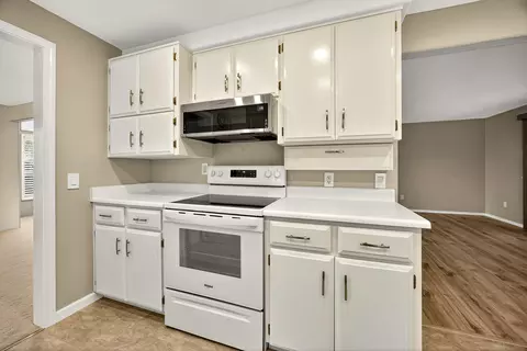 Kitchen - 121 Meadow View Dr, Phoenix, OR 97535 photo 4 of 5
