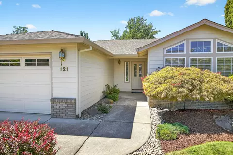 Exterior - 121 Meadow View Dr, Phoenix, OR 97535 photo 4 of 10