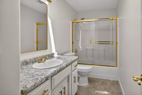 Bath - 121 Meadow View Dr, Phoenix, OR 97535 photo 1 of 2