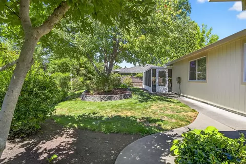 Exterior - 121 Meadow View Dr, Phoenix, OR 97535 photo 8 of 10