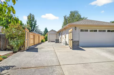 Exterior - 121 Meadow View Dr, Phoenix, OR 97535 photo 3 of 10