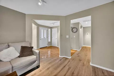 Entry Way - 121 Meadow View Dr, Phoenix, OR 97535 photo 2 of 3
