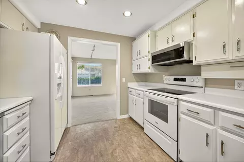 Kitchen - 121 Meadow View Dr, Phoenix, OR 97535 photo 1 of 5