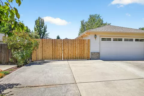 Exterior - 121 Meadow View Dr, Phoenix, OR 97535 photo 2 of 10