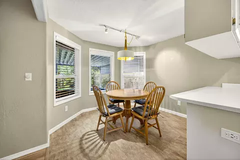 Dining - 121 Meadow View Dr, Phoenix, OR 97535 photo 1 of 1