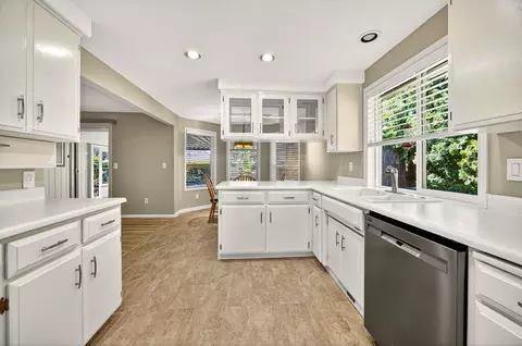 Kitchen - 121 Meadow View Dr, Phoenix, OR 97535 photo 2 of 5