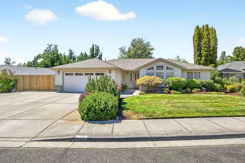 121 Meadow View Dr, Phoenix, OR 97535