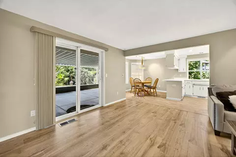 Living - 121 Meadow View Dr, Phoenix, OR 97535 photo 5 of 7