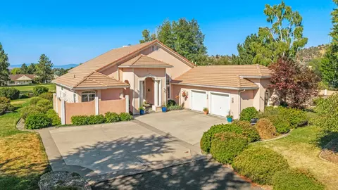 3120 Shield Crest Dr, Klamath Falls, OR 97603