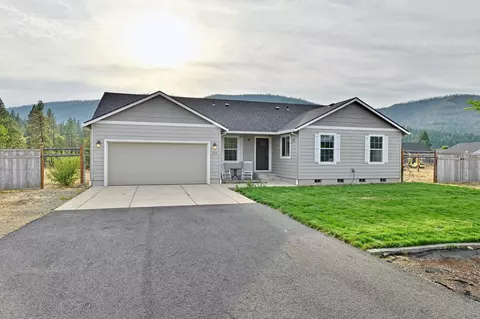 585 E Forks Cir, Cave Junction, OR 97523