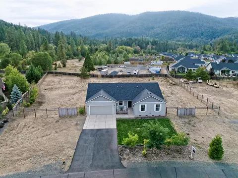 View/Area - 585 E Forks Cir, Cave Junction, OR 97523 photo 2 of 8