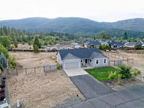 View/Area - 585 E Forks Cir, Cave Junction, OR 97523 photo 1 of 8