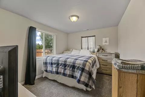 Bedroom - 585 E Forks Cir, Cave Junction, OR 97523 photo 3 of 4