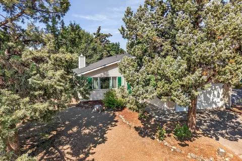 Exterior - 2739 NE Cordata Dr, Bend, OR 97701 photo 2 of 7