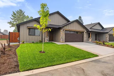 1025 River Mist Ln, Grants Pass, OR 97527