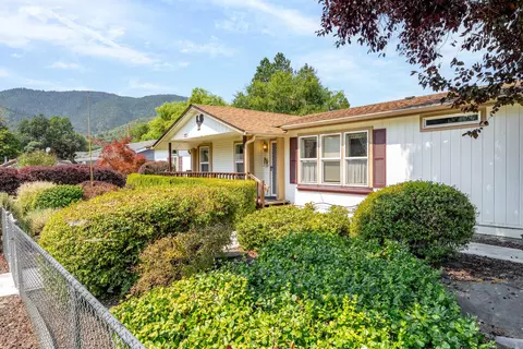323 3rd St, Rogue River, OR 97537