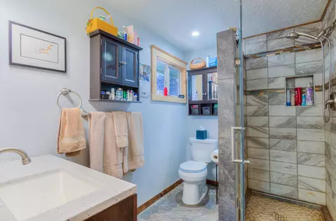 Bath - 17592 Holgate Rd, La Pine, OR 97739 photo 1 of 2
