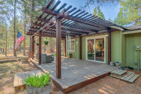 Exterior - 17592 Holgate Rd, La Pine, OR 97739 photo 5 of 11