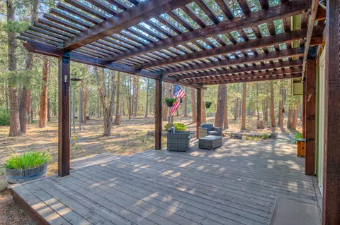 Exterior - 17592 Holgate Rd, La Pine, OR 97739 photo 6 of 11