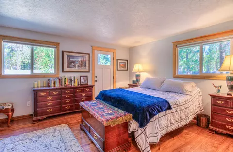 Bedroom - 17592 Holgate Rd, La Pine, OR 97739 photo 1 of 2