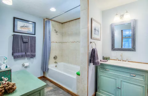 Bath - 17592 Holgate Rd, La Pine, OR 97739 photo 2 of 2