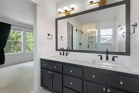 Bath - 21349 Oakview Dr, Bend, OR 97701 photo 2 of 4