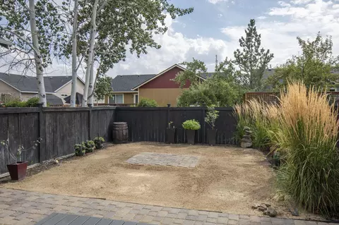 Exterior - 21349 Oakview Dr, Bend, OR 97701 photo 4 of 5