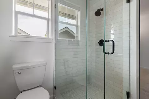 Bath - 21349 Oakview Dr, Bend, OR 97701 photo 3 of 4