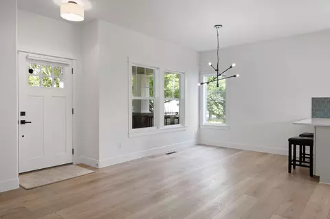 Living - 21349 Oakview Dr, Bend, OR 97701 photo 3 of 5
