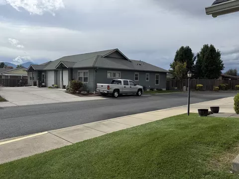 751 SW Kinsington Ct, Grants Pass, OR 97526