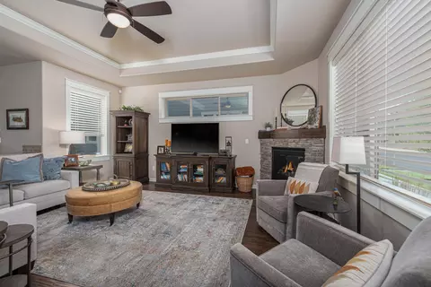 Living - 63138 Dakota Dr, Bend, OR 97701 photo 2 of 3