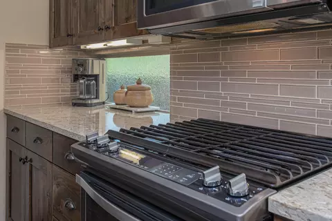 Kitchen - 63138 Dakota Dr, Bend, OR 97701 photo 4 of 5