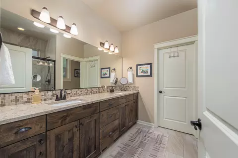 Bath - 63138 Dakota Dr, Bend, OR 97701 photo 2 of 4