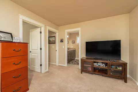Bedroom - 63138 Dakota Dr, Bend, OR 97701 photo 3 of 6