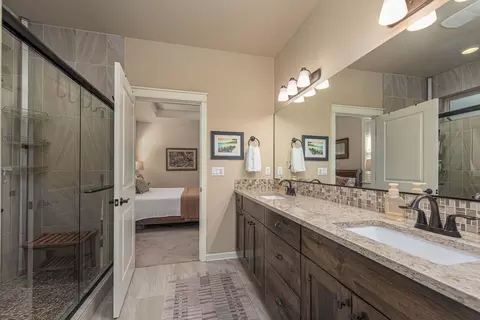 Bath - 63138 Dakota Dr, Bend, OR 97701 photo 3 of 4