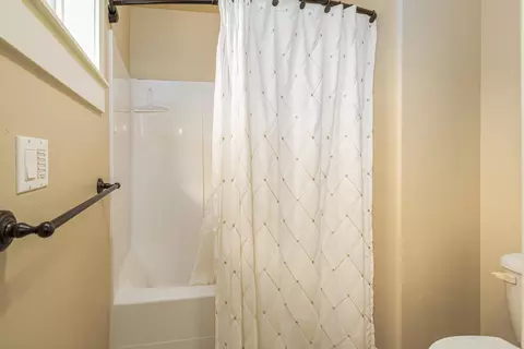 Bath - 63138 Dakota Dr, Bend, OR 97701 photo 4 of 4