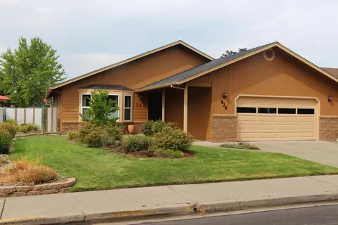 828 Mesman Dr, Grants Pass, OR 97527