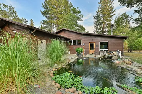 1844 Draper Valley Rd, Selma, OR 97538