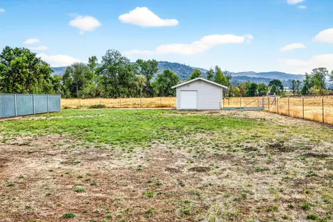 784 Meridian Rd, Eagle Point, OR 97524 photo 17