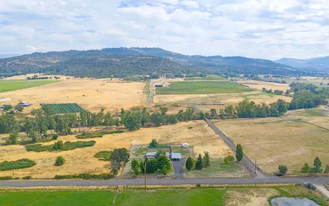 784 Meridian Rd, Eagle Point, OR 97524