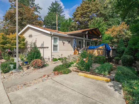 214 NW Creekside Dr, Grants Pass, OR 97526
