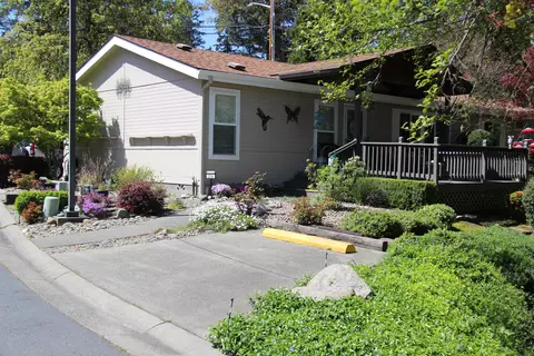 214 NW Creekside Dr, Grants Pass, OR 97526